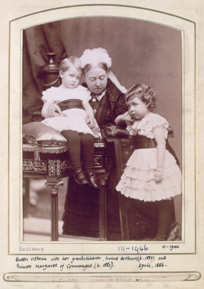 Königin Victoria (1819-1901) mit ihren Enkeln, Prinz Arthur (geb. 1883) und Prinzessin Margaret von Connaught (geb. 1882) April 1886 von Alexander Bassano